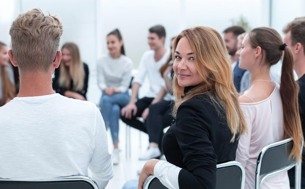 Jugendliche sitzen im Kreis bei einer Diskussionsrunde des Jugendparlaments