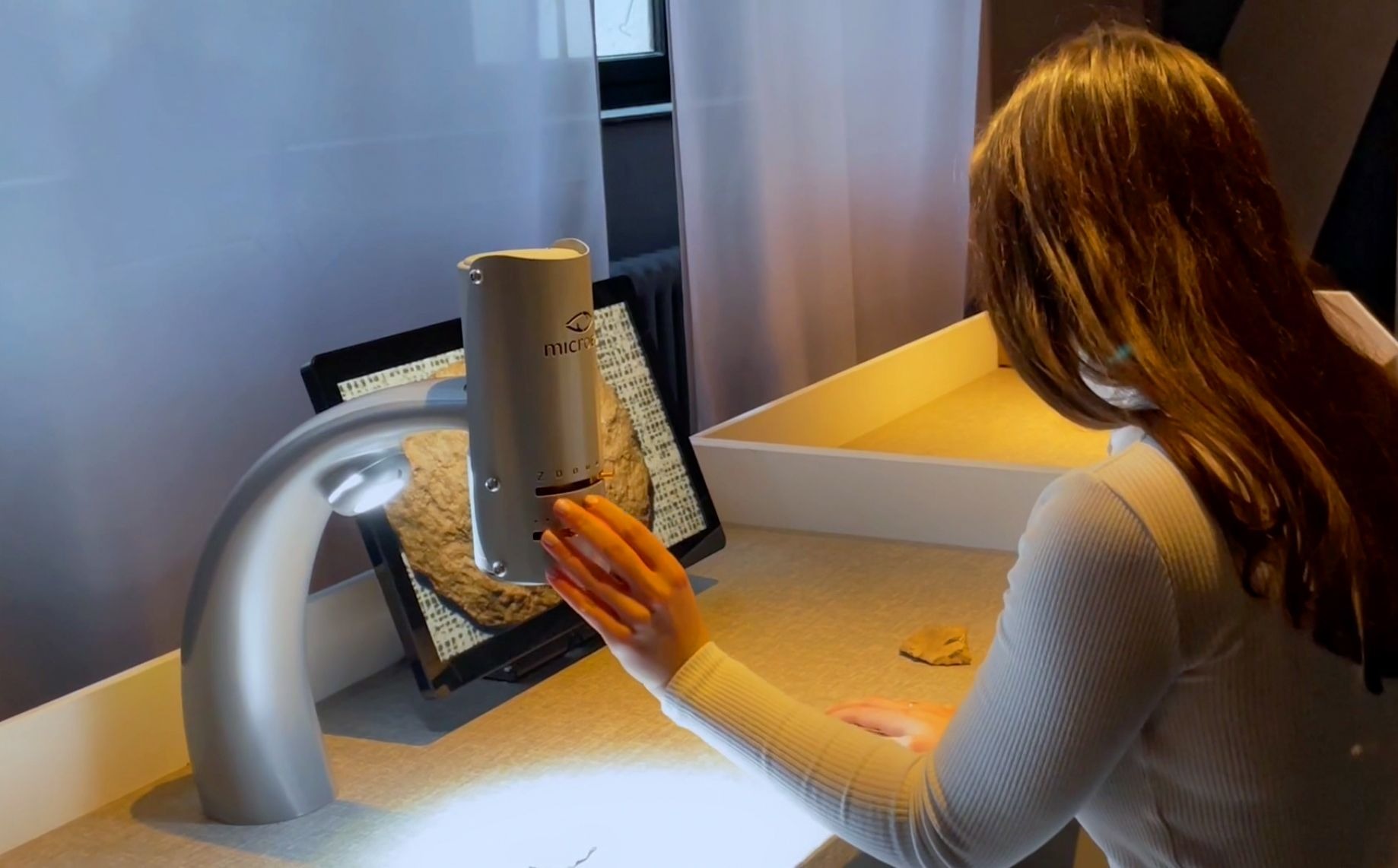 FSJlerin Clara bei Recherchearbeit im Historischen Museum