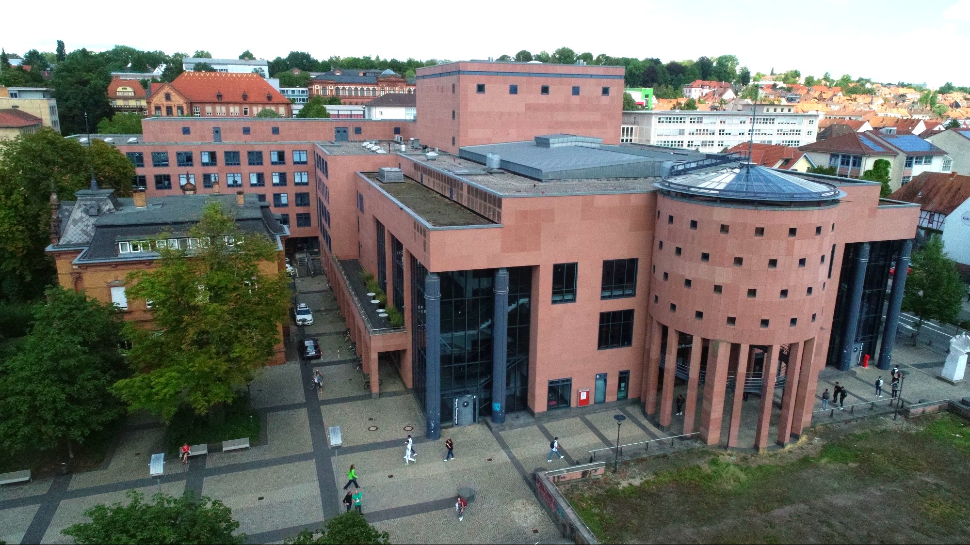 Luftaufnahme des Pfalztheaters in Kaiserslautern