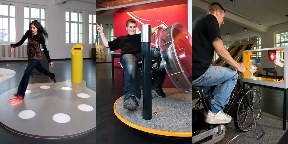 Jugendliche testen verschiedene interaktive Experimente im Dynamikum